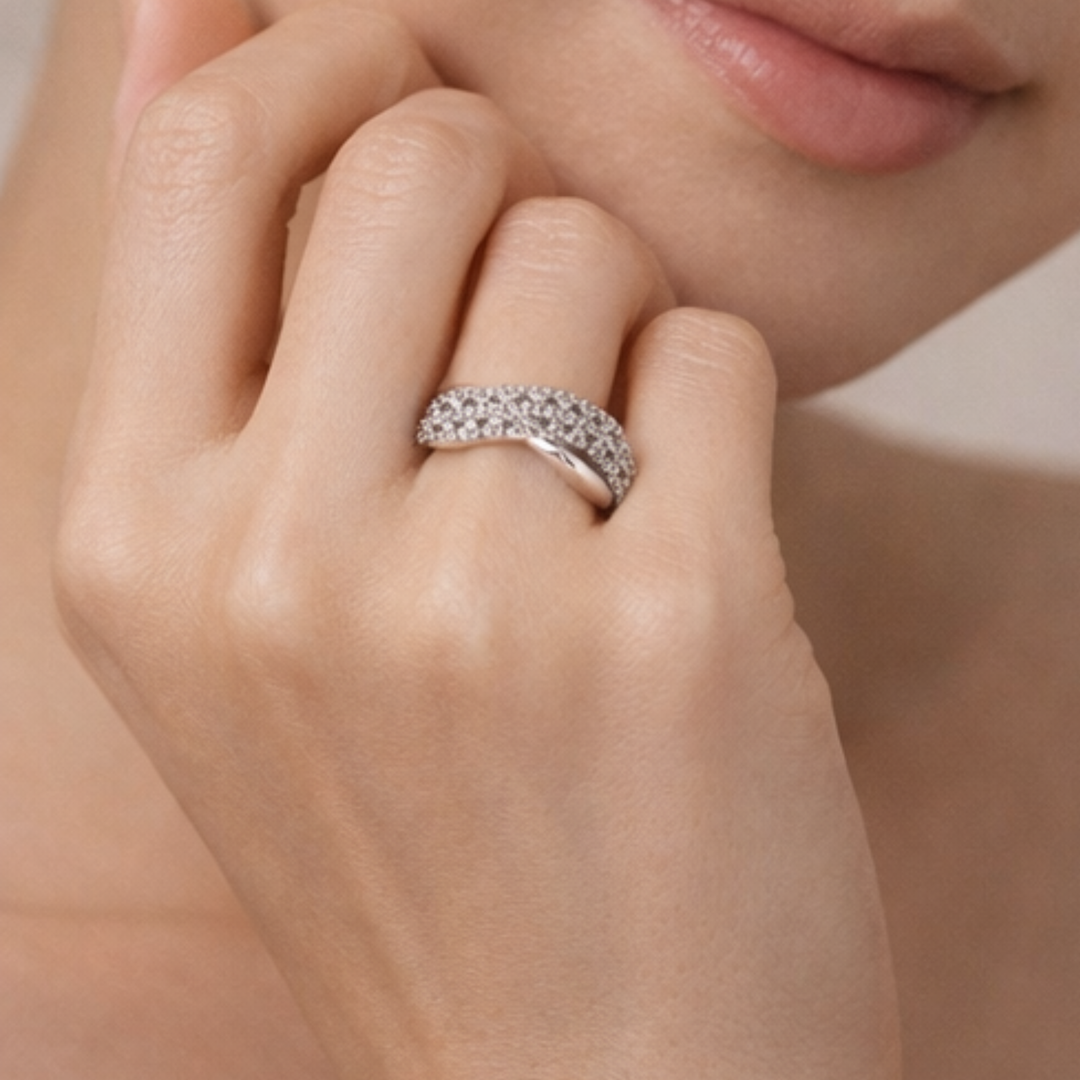 Eterna Crossover Ring | 指先に、静かな輝き