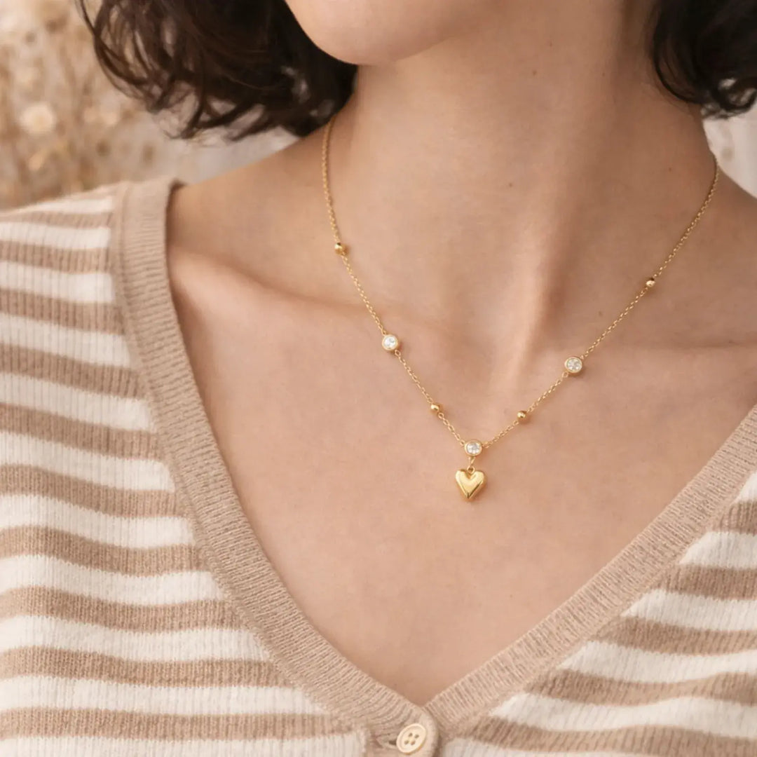 Aurelia Heart Station Necklace | 日常に溶け込む、愛らしい気品