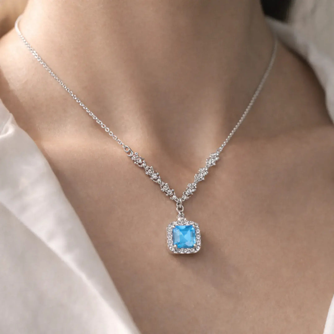 Azure Arc Necklace | 静かな青が、印象になる。