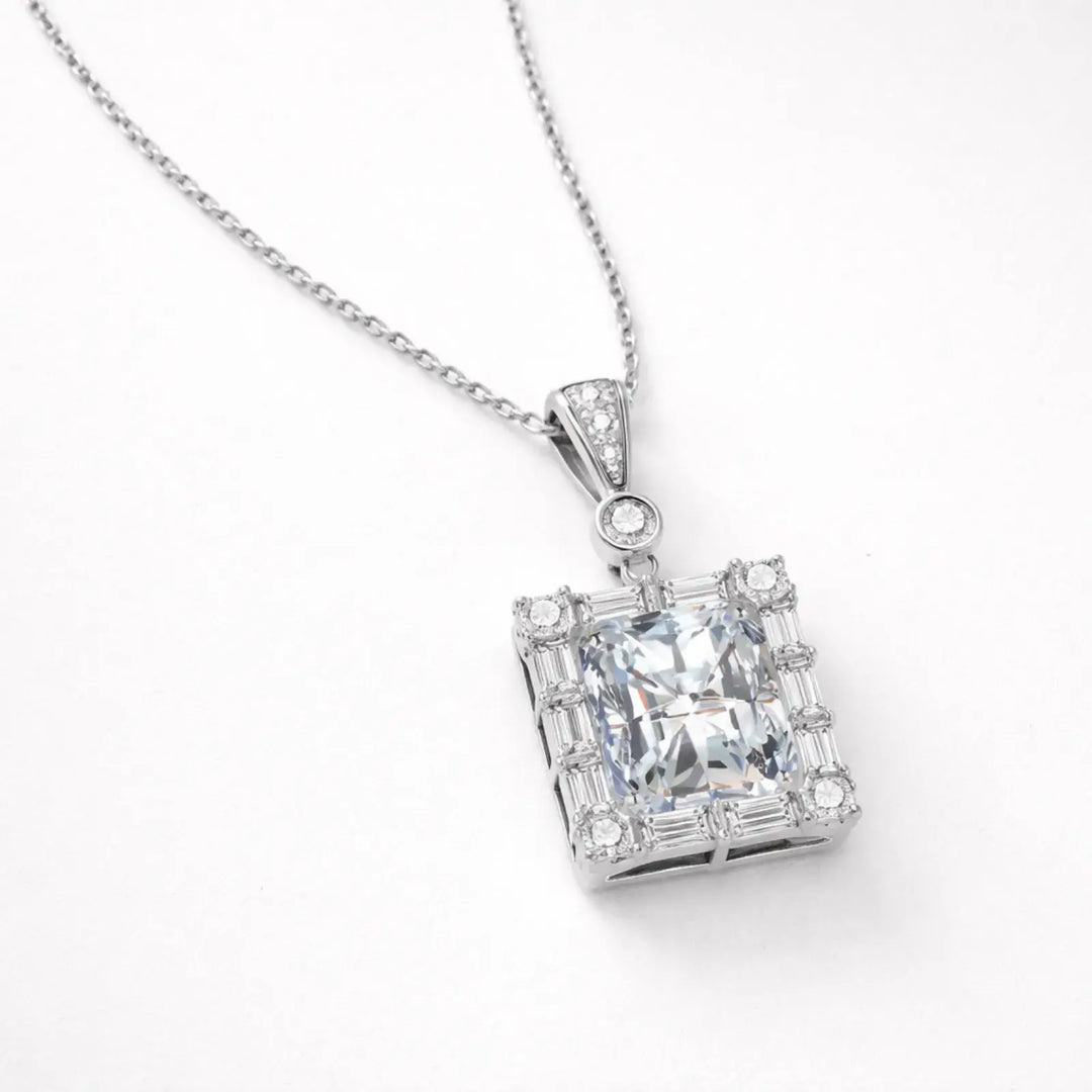 Lucent Frame Pendant｜胸もとに、整った輝き