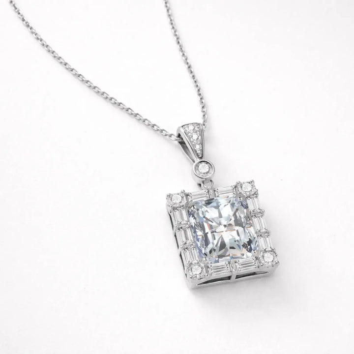 Lucent Frame Pendant｜胸もとに、整った輝き