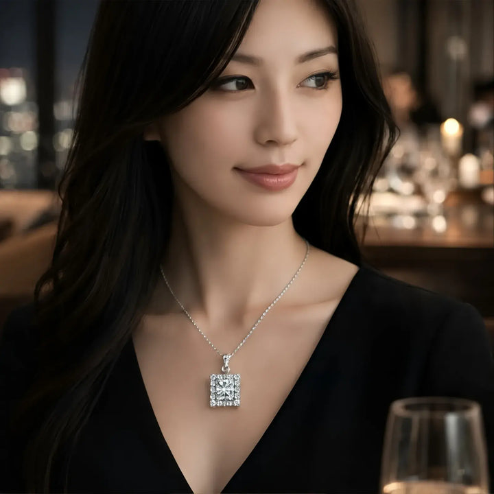 Lucent Frame Pendant｜胸もとに、整った輝き