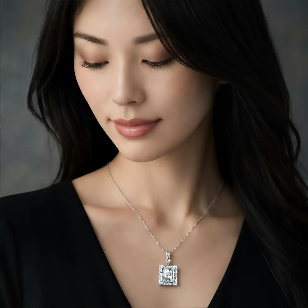 Lucent Frame Pendant｜胸もとに、整った輝き