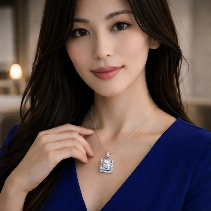 Lucent Frame Pendant｜胸もとに、整った輝き