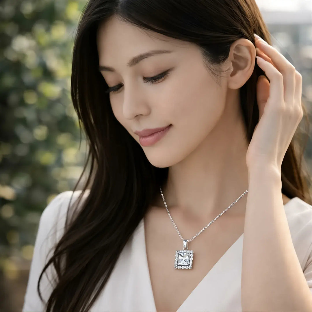 Lucent Frame Pendant｜胸もとに、整った輝き