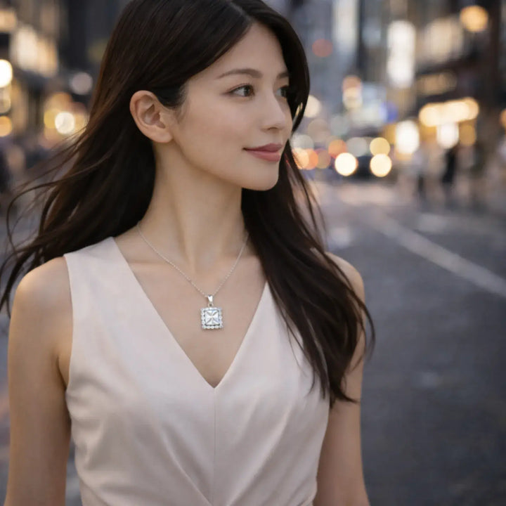 Lucent Frame Pendant｜胸もとに、整った輝き