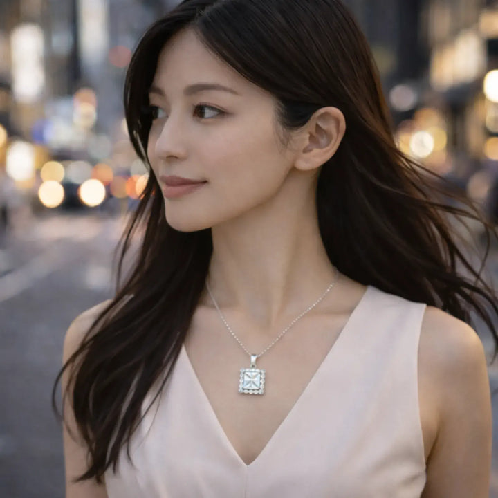 Lucent Frame Pendant｜胸もとに、整った輝き