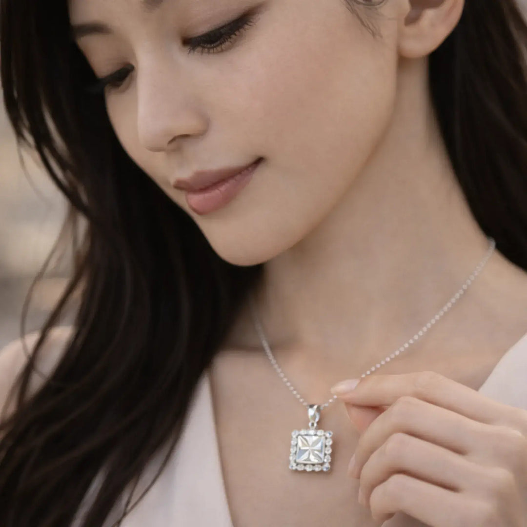 Lucent Frame Pendant｜胸もとに、整った輝き