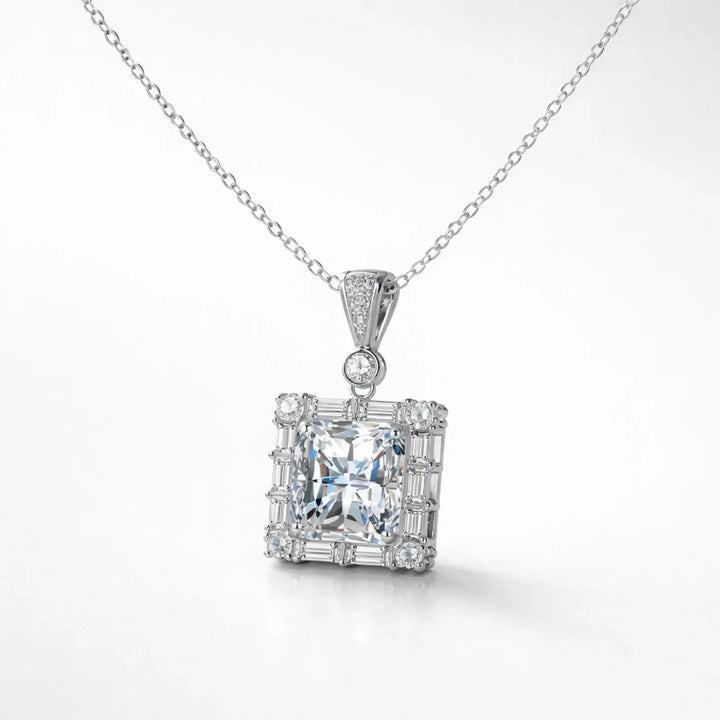 Lucent Frame Pendant｜胸もとに、整った輝き