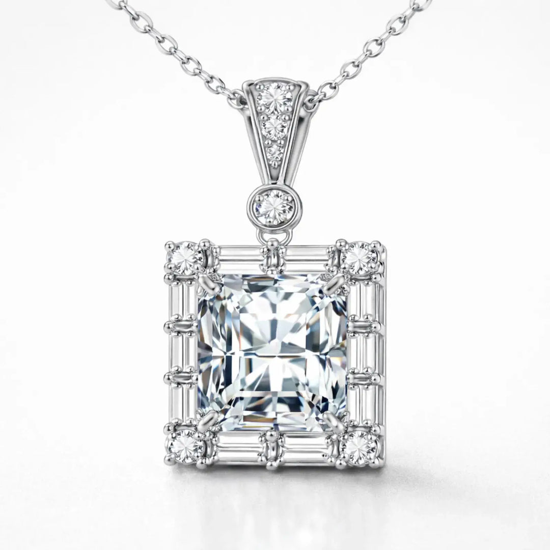 Lucent Frame Pendant｜胸もとに、整った輝き
