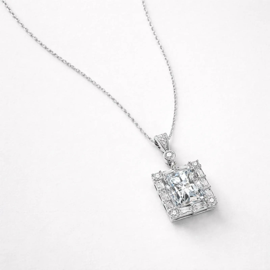 Lucent Frame Pendant｜胸もとに、整った輝き