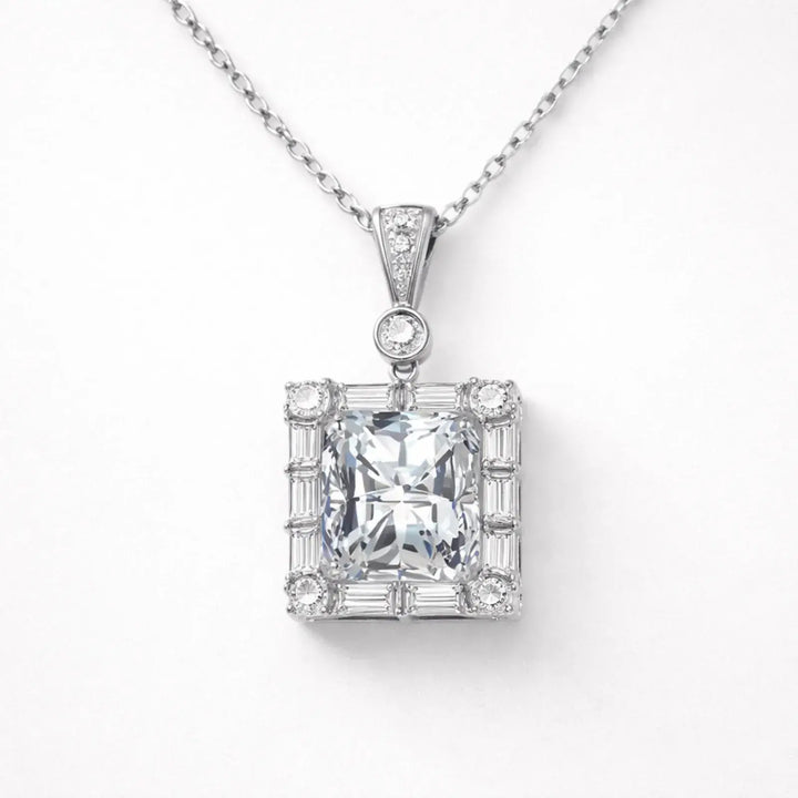 Lucent Frame Pendant｜胸もとに、整った輝き