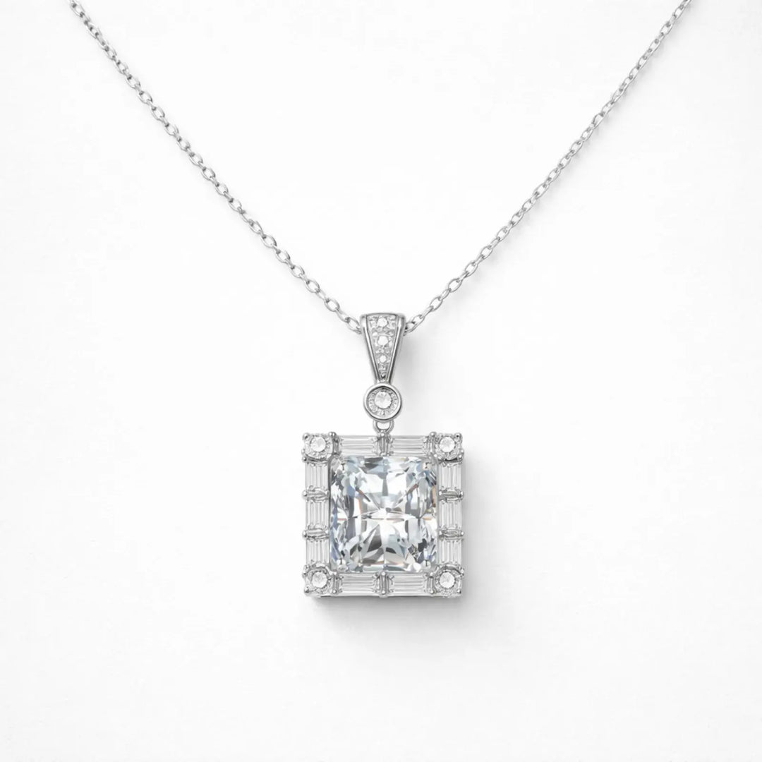 Lucent Frame Pendant｜胸もとに、整った輝き