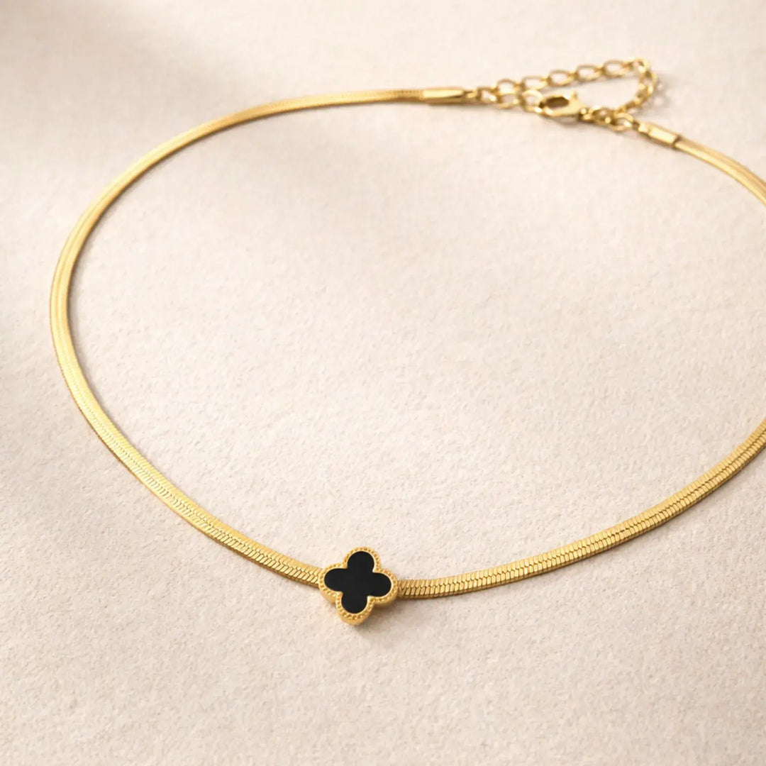 Noir Clover Necklace | 静かなコントラストを首元に
