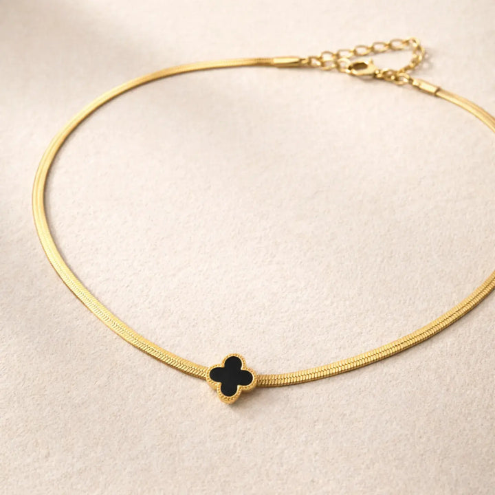 Noir Clover Necklace | 静かなコントラストを首元に