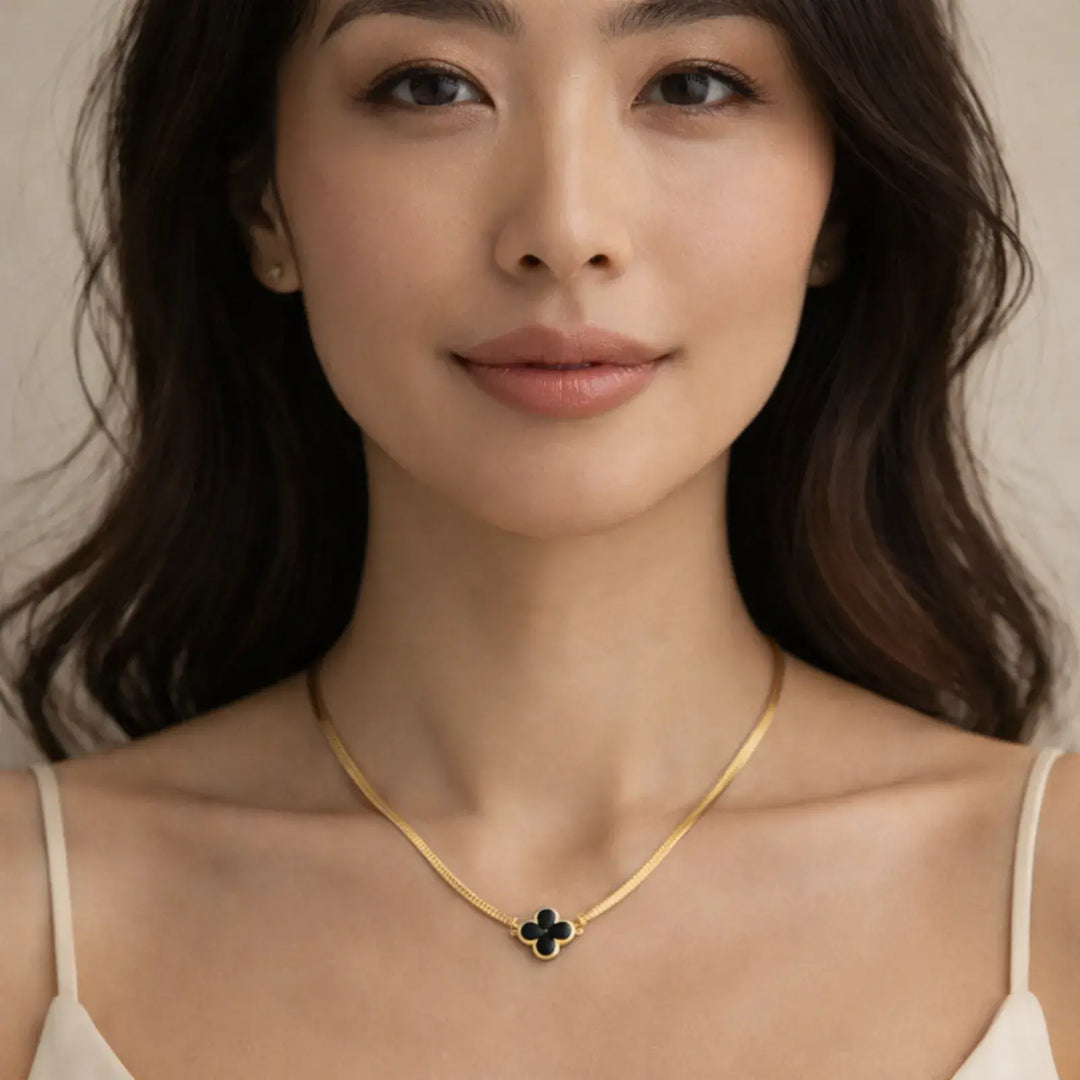 Noir Clover Necklace | 静かなコントラストを首元に