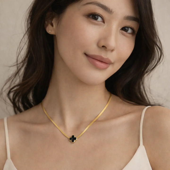 Noir Clover Necklace | 静かなコントラストを首元に