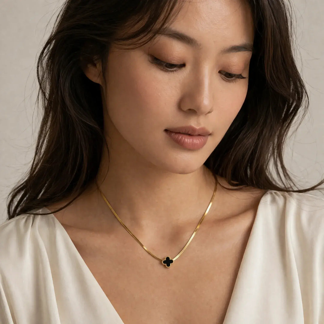 Noir Clover Necklace | 静かなコントラストを首元に