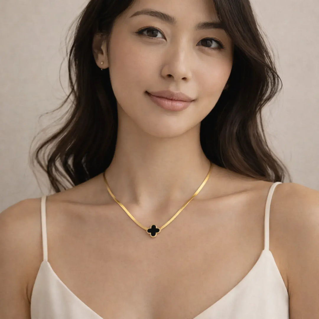 Noir Clover Necklace | 静かなコントラストを首元に