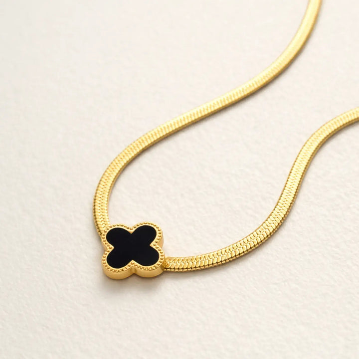 Noir Clover Necklace | 静かなコントラストを首元に
