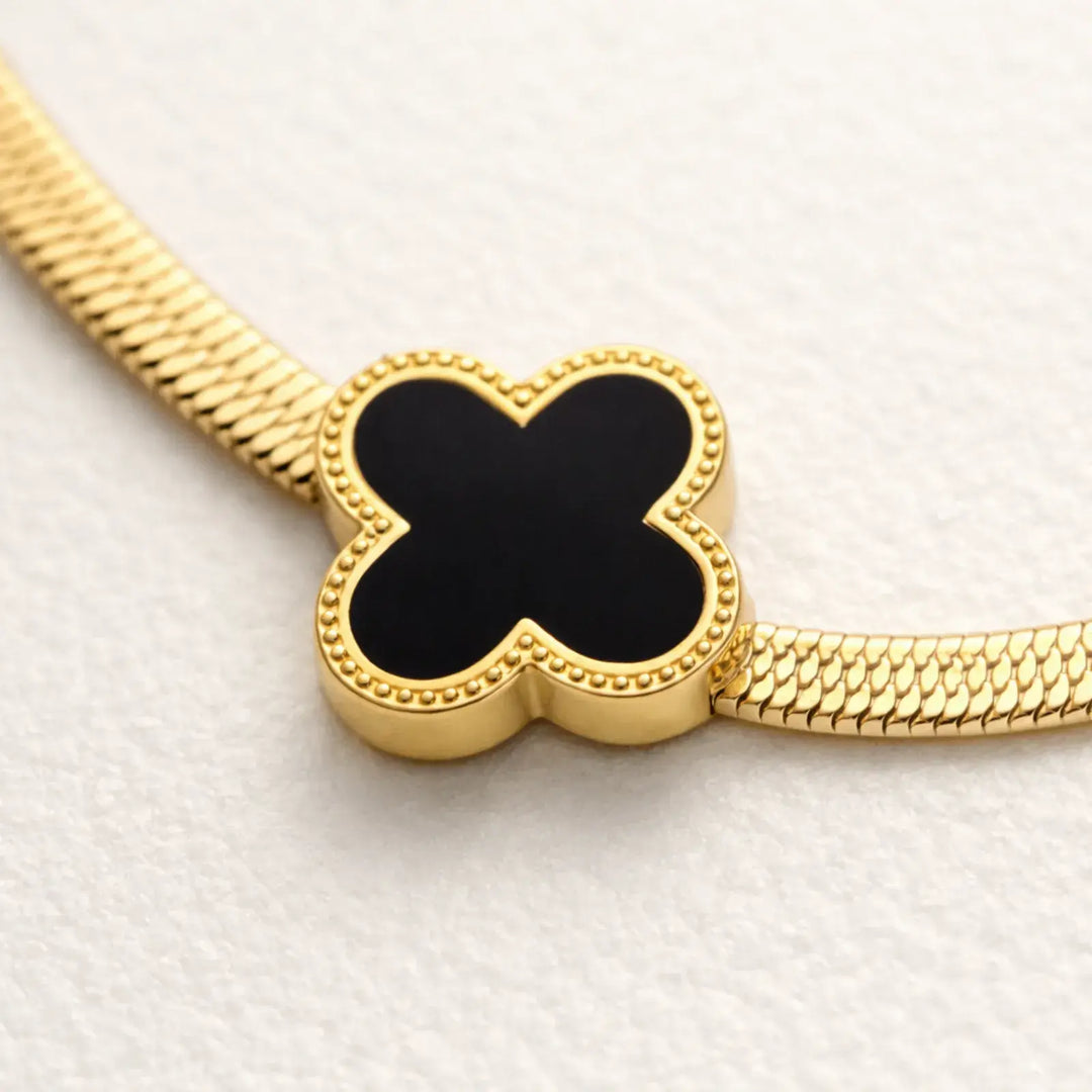 Noir Clover Necklace | 静かなコントラストを首元に