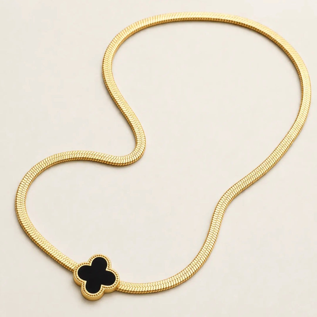 Noir Clover Necklace | 静かなコントラストを首元に