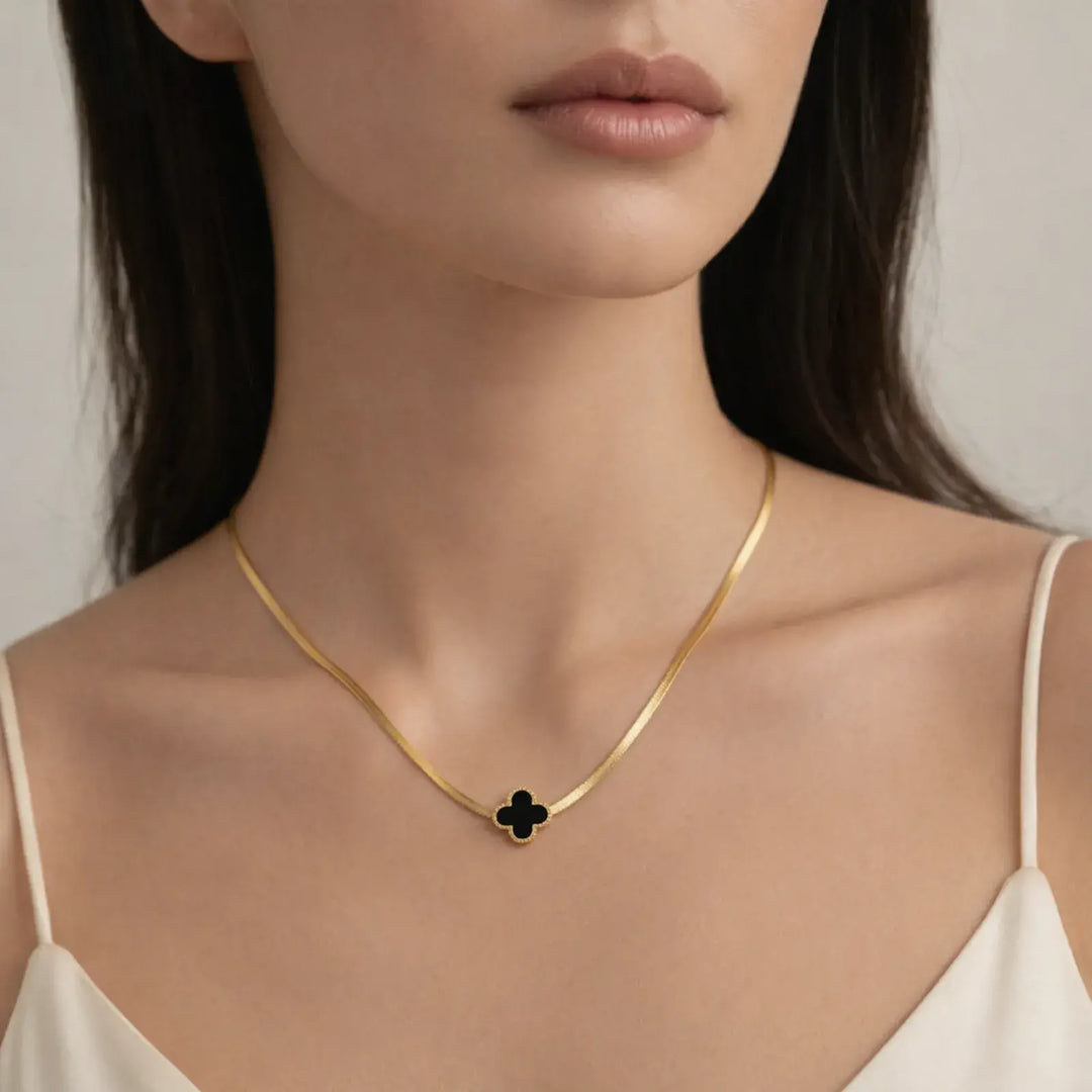 Noir Clover Necklace | 静かなコントラストを首元に