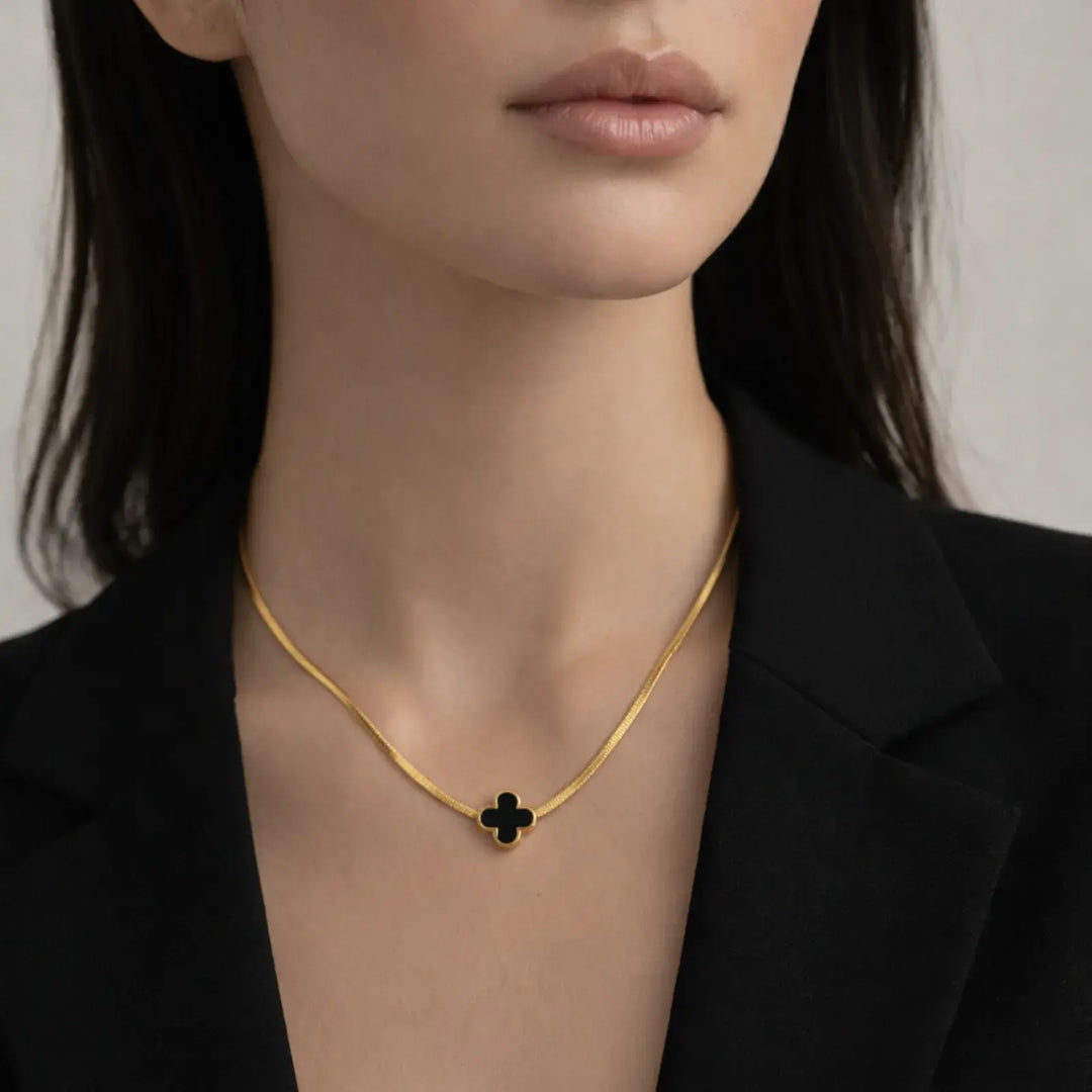 Noir Clover Necklace | 静かなコントラストを首元に