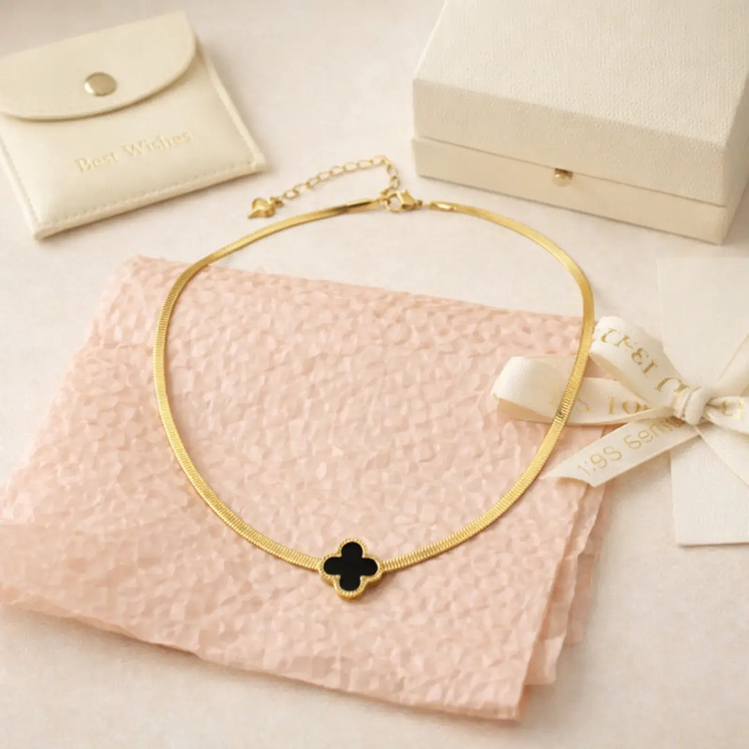 Noir Clover Necklace | 静かなコントラストを首元に