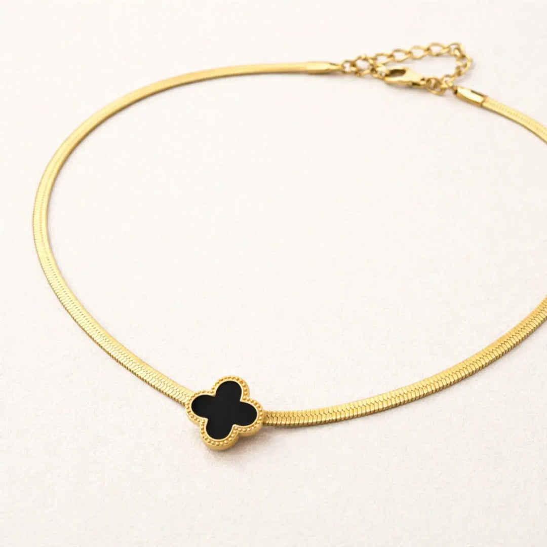 Noir Clover Necklace | 静かなコントラストを首元に
