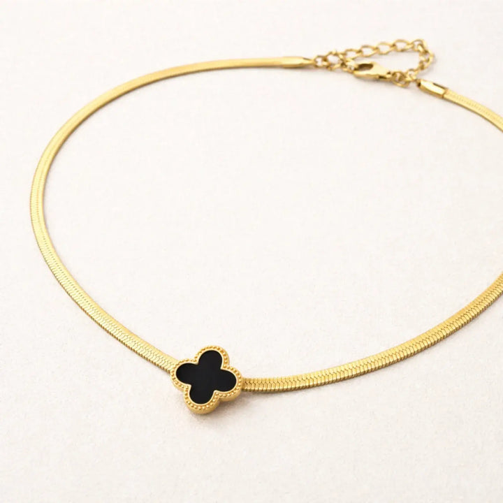 Noir Clover Necklace | 静かなコントラストを首元に